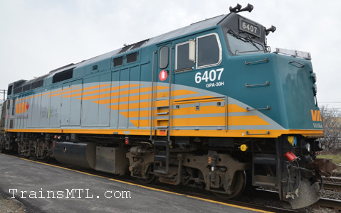Locomotive VIA6407 right side / coté droit